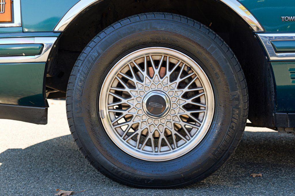 used 1993 Lincoln Town Car car, priced at $6,995