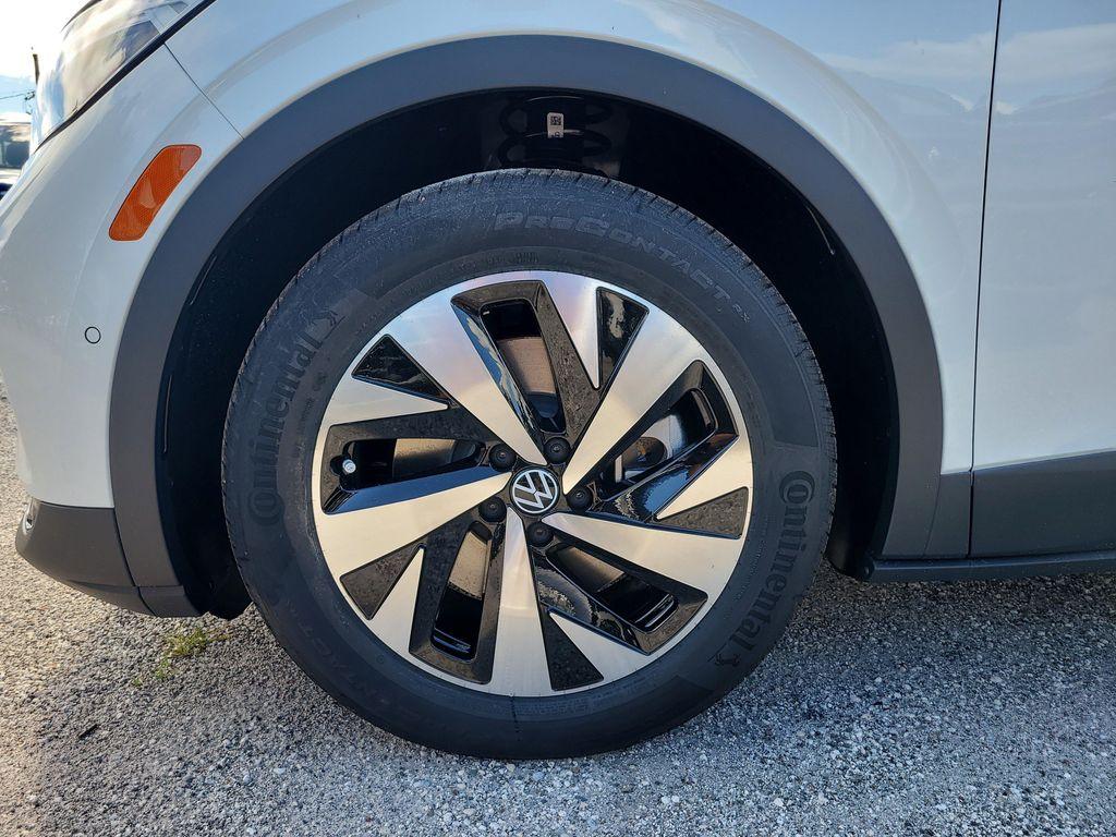 new 2025 Volkswagen ID.4 car, priced at $40,730