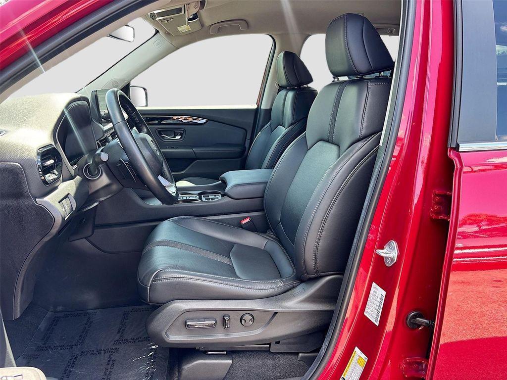 used 2025 Honda Pilot car, priced at $36,997