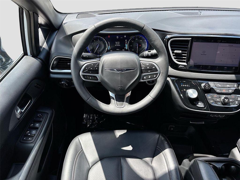 used 2025 Chrysler Pacifica car, priced at $27,997