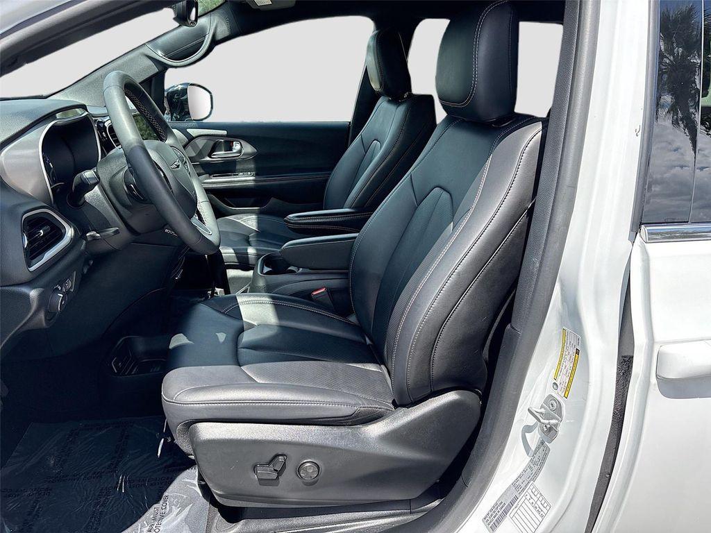 used 2025 Chrysler Pacifica car, priced at $27,997