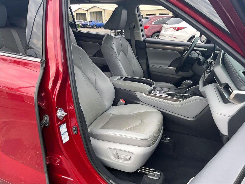 used 2021 Toyota Highlander Hybrid car, priced at $33,988
