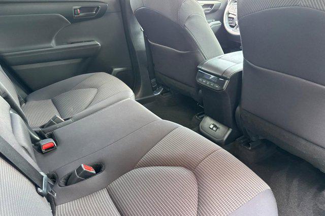 used 2025 Toyota Highlander car, priced at $38,998