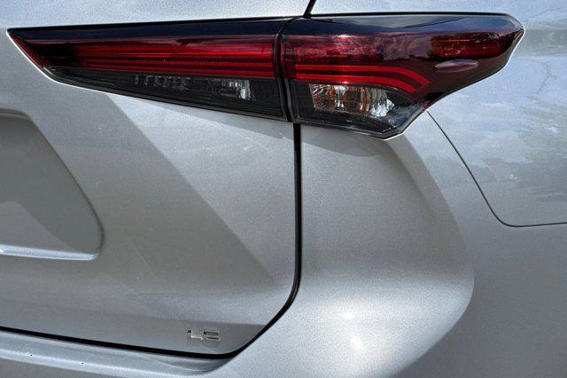 used 2025 Toyota Highlander car, priced at $38,998