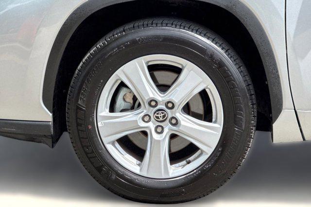 used 2025 Toyota Highlander car, priced at $38,998