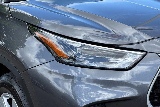 used 2025 Toyota Highlander car, priced at $39,998