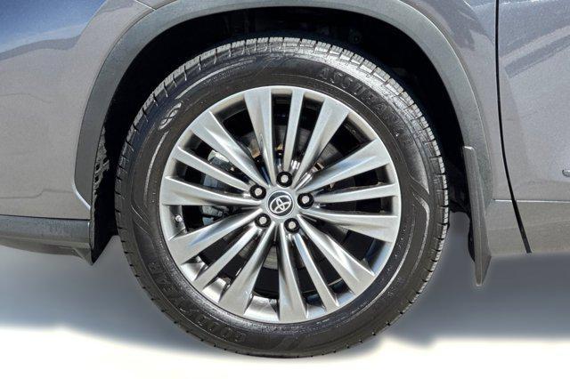 used 2022 Toyota Highlander car, priced at $39,998