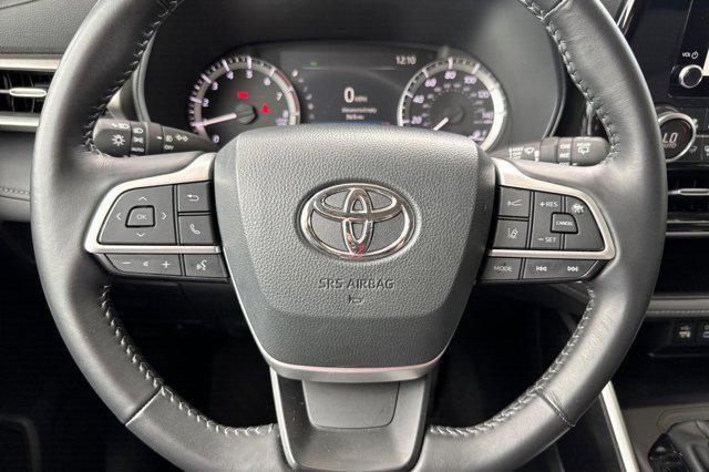 used 2025 Toyota Highlander car, priced at $41,998