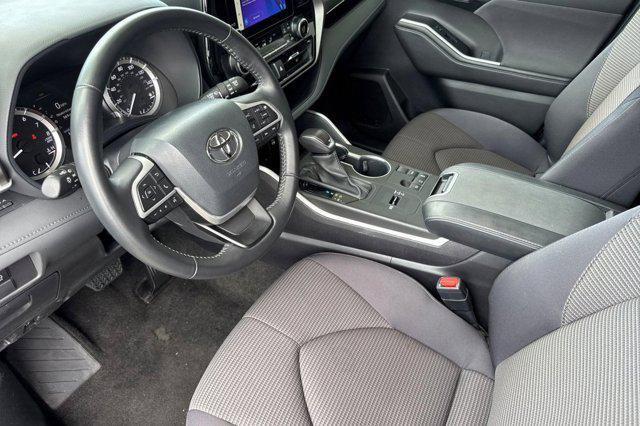 used 2025 Toyota Highlander car, priced at $41,998