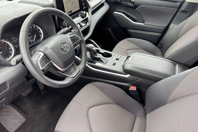 used 2025 Toyota Highlander car, priced at $39,998