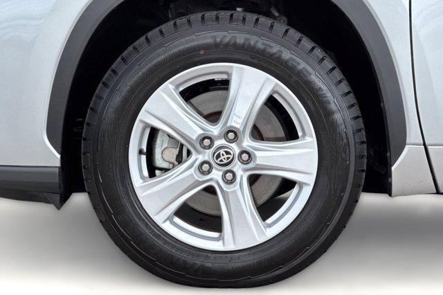 used 2025 Toyota Highlander car, priced at $39,998