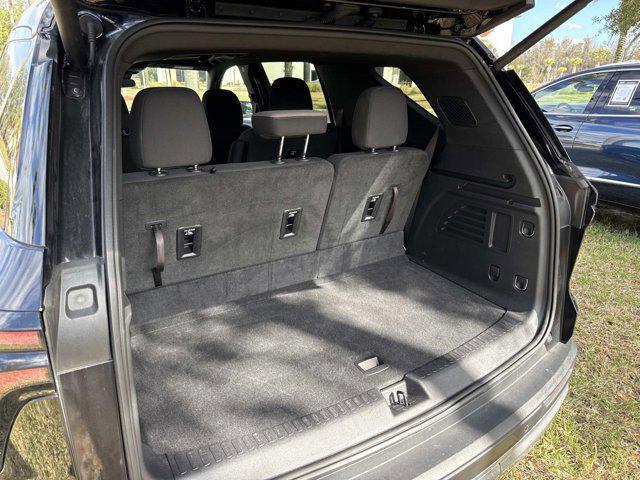 used 2025 Chevrolet Traverse car, priced at $32,900