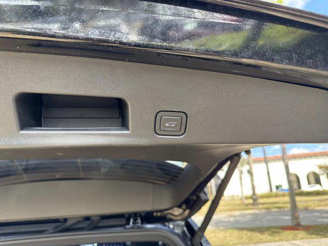 used 2025 Chevrolet Traverse car, priced at $32,900