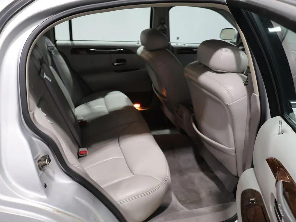 used 2000 Lincoln Town Car car, priced at $3,685