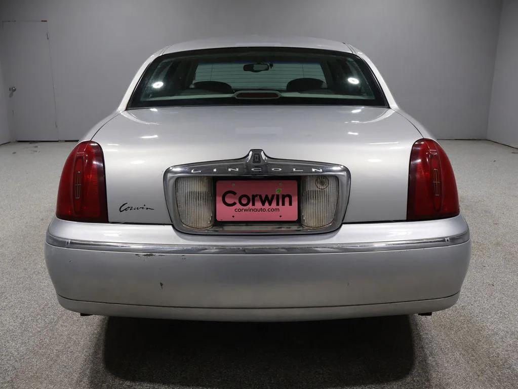 used 2000 Lincoln Town Car car, priced at $3,685