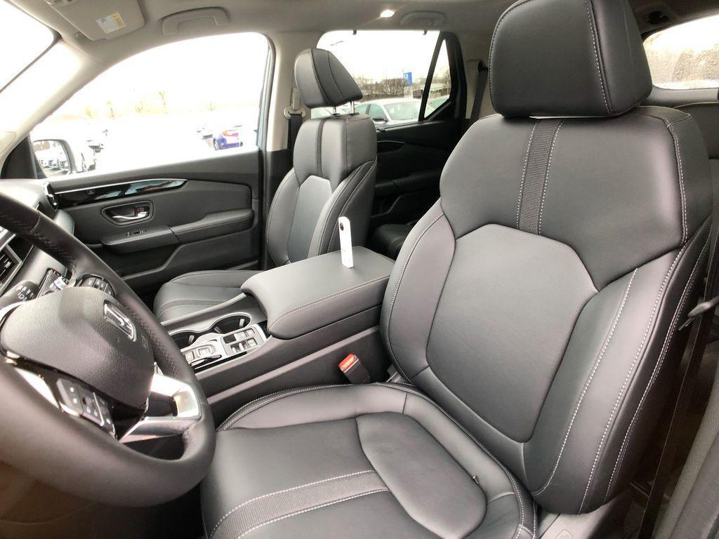 new 2025 Honda Pilot car, priced at $51,550