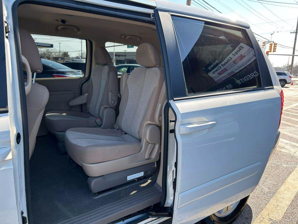 2012 White Kia Sedona