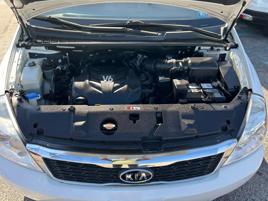 2012 White Kia Sedona