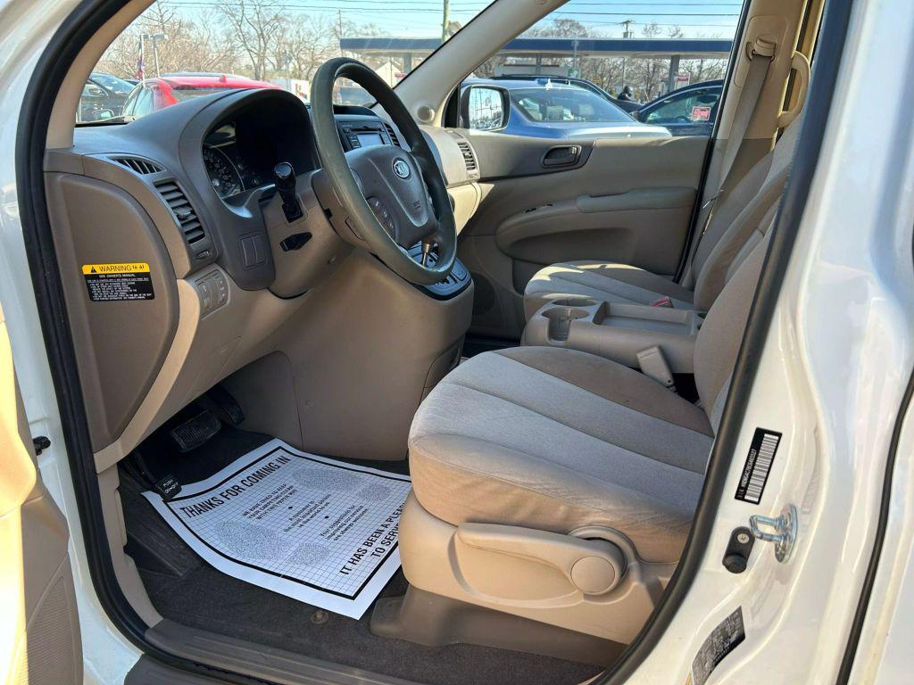 2012 White Kia Sedona