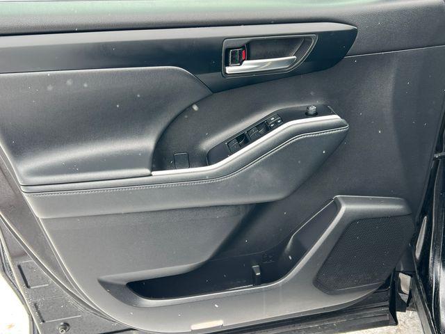 used 2022 Toyota Highlander car, priced at $30,700