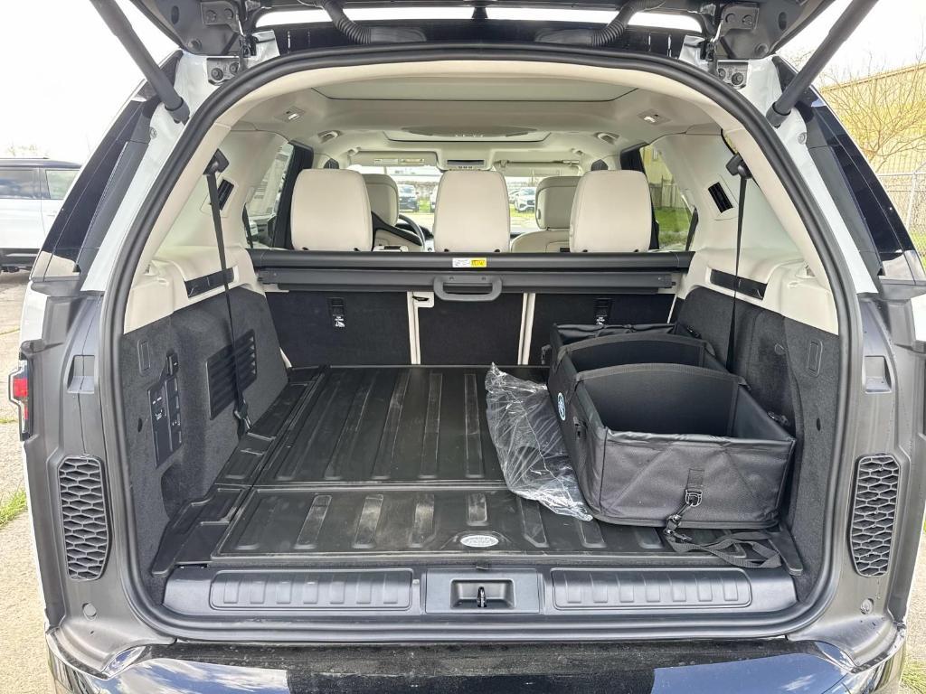 new 2026 Land Rover Discovery car, priced at $74,176