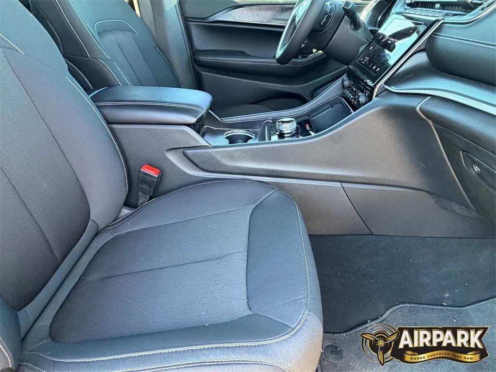 new 2025 Jeep Grand Cherokee car, priced at $40,600