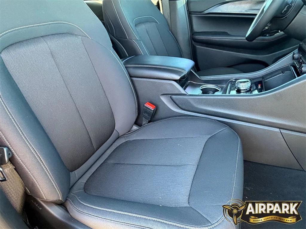 new 2025 Jeep Grand Cherokee car, priced at $40,600