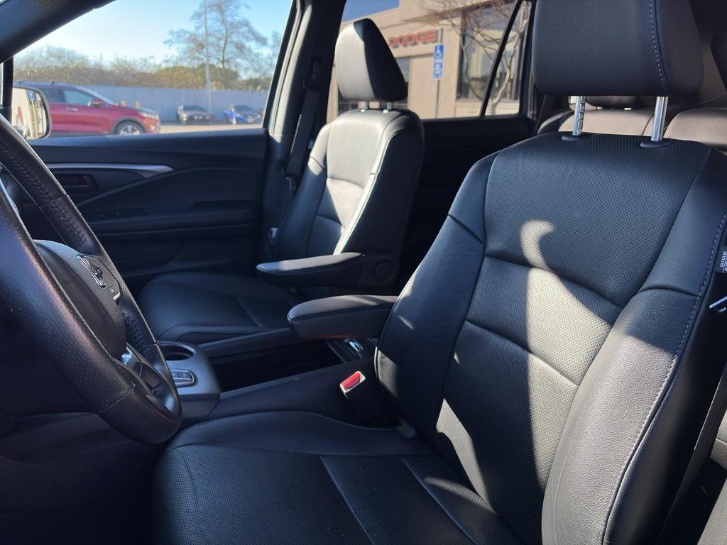 used 2023 Honda Passport car, priced at $33,000