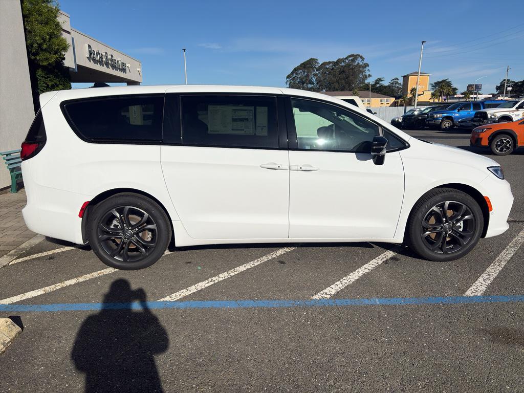 new 2026 Chrysler Pacifica car, priced at $48,760