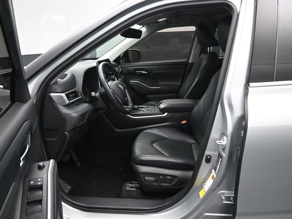 used 2021 Toyota Highlander car, priced at $35,758