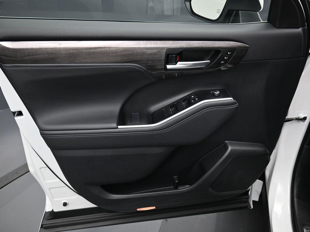 used 2025 Toyota Highlander Hybrid car, priced at $59,987