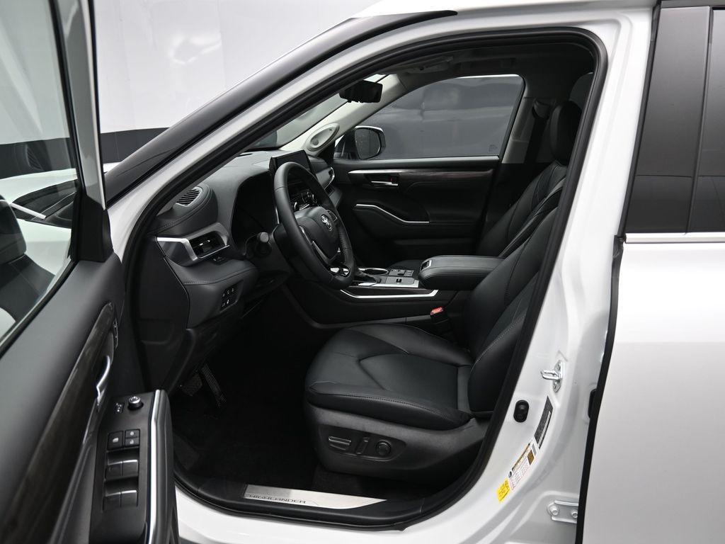 used 2025 Toyota Highlander Hybrid car, priced at $59,987