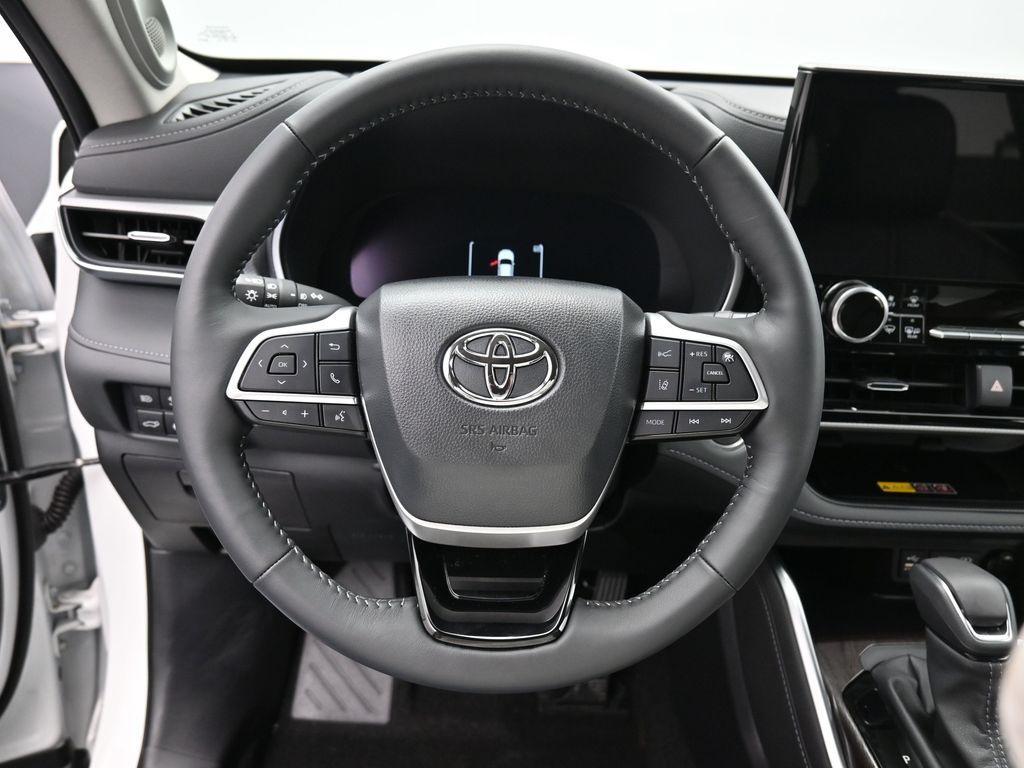 used 2025 Toyota Highlander Hybrid car, priced at $59,987