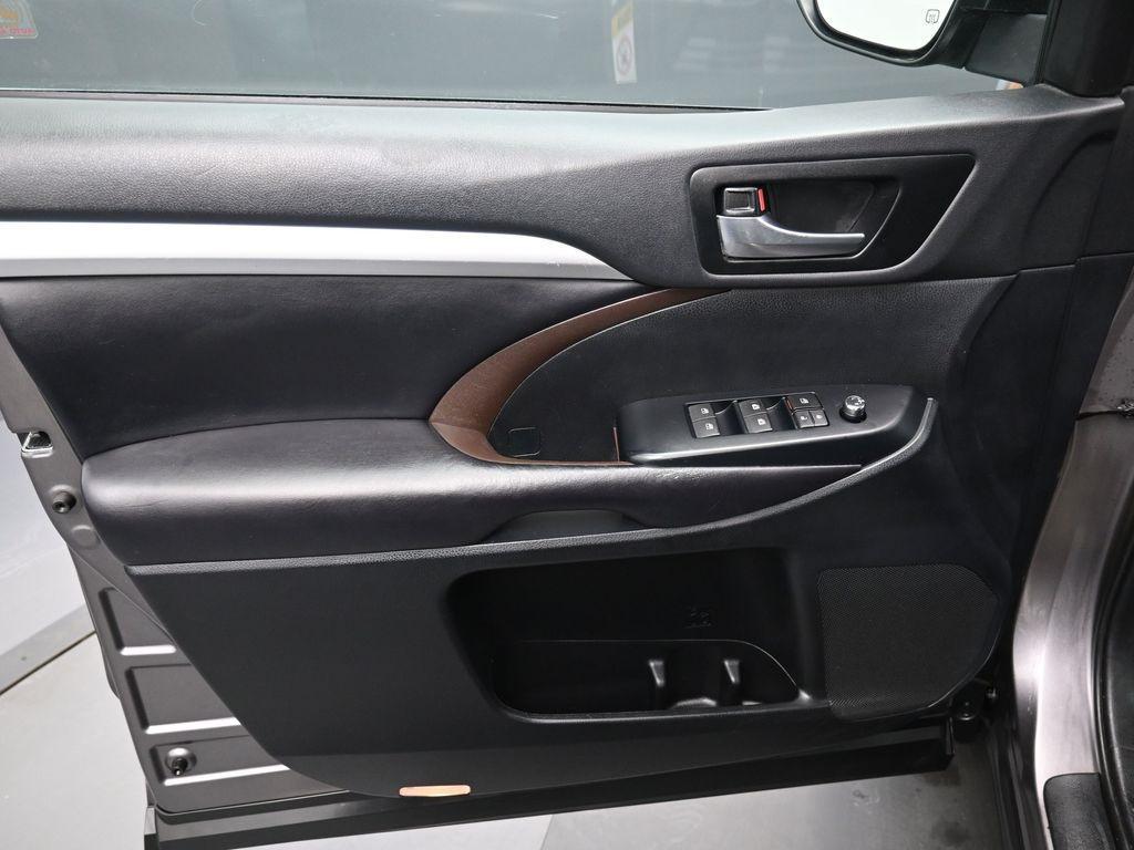 used 2019 Toyota Highlander car, priced at $32,026