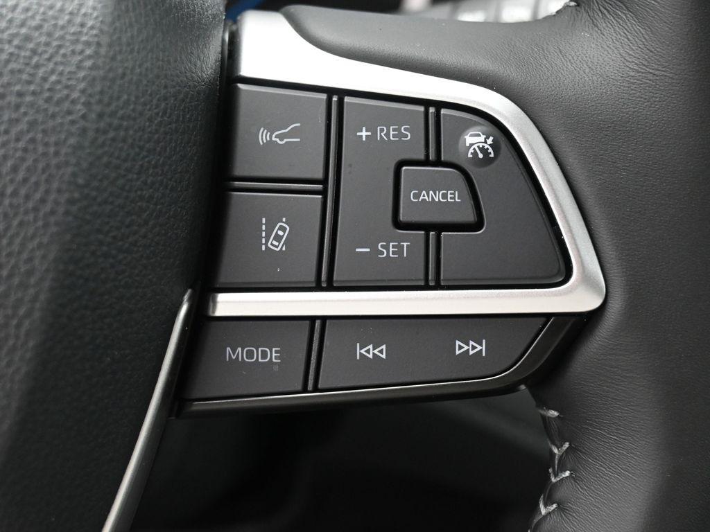 used 2025 Toyota Highlander Hybrid car, priced at $53,994