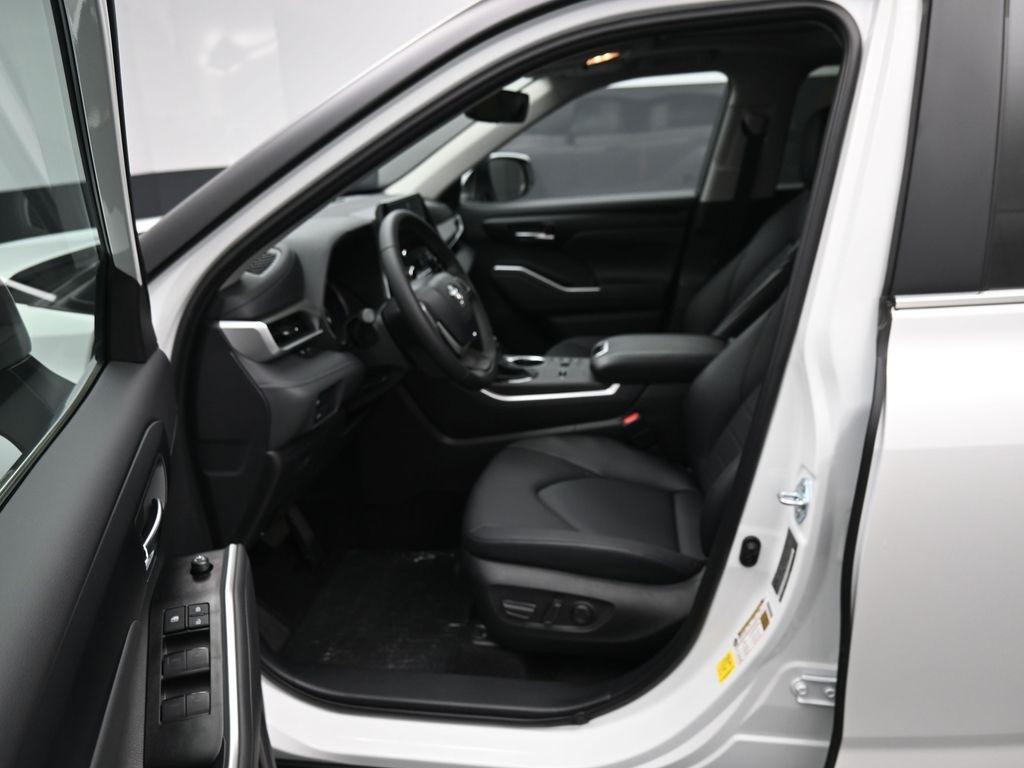used 2025 Toyota Highlander Hybrid car, priced at $53,994