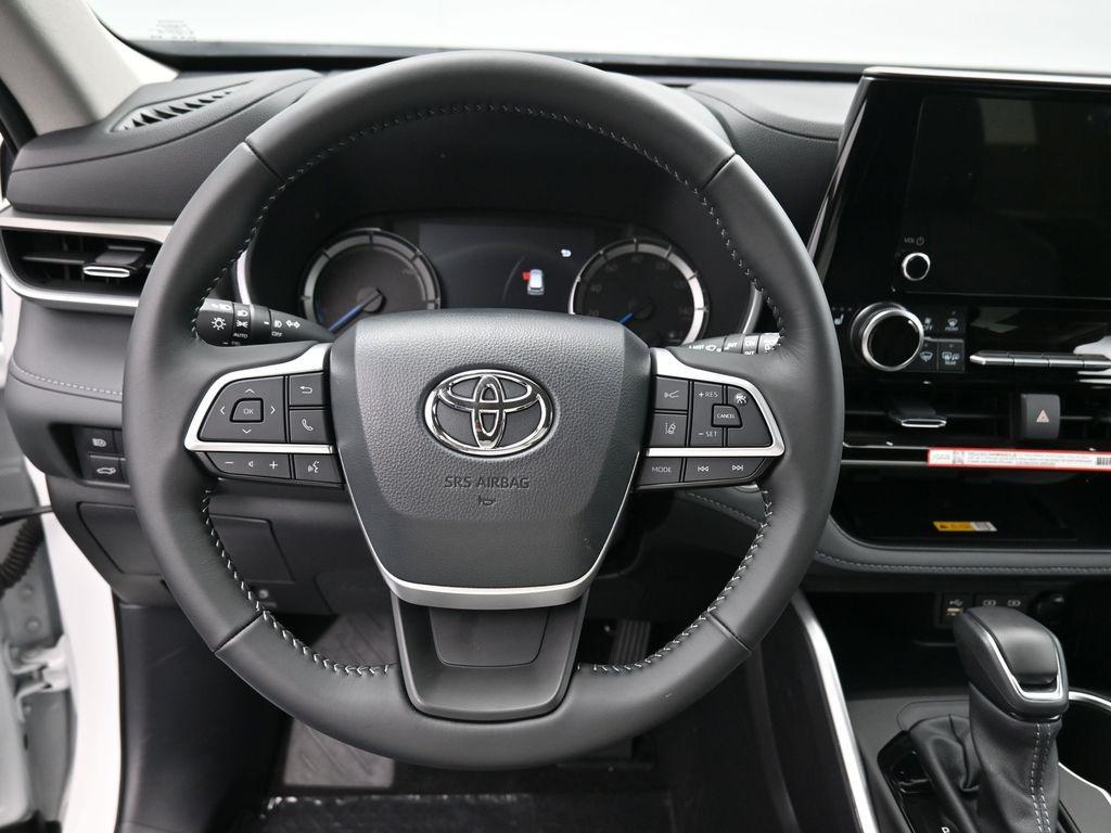 used 2025 Toyota Highlander Hybrid car, priced at $53,994
