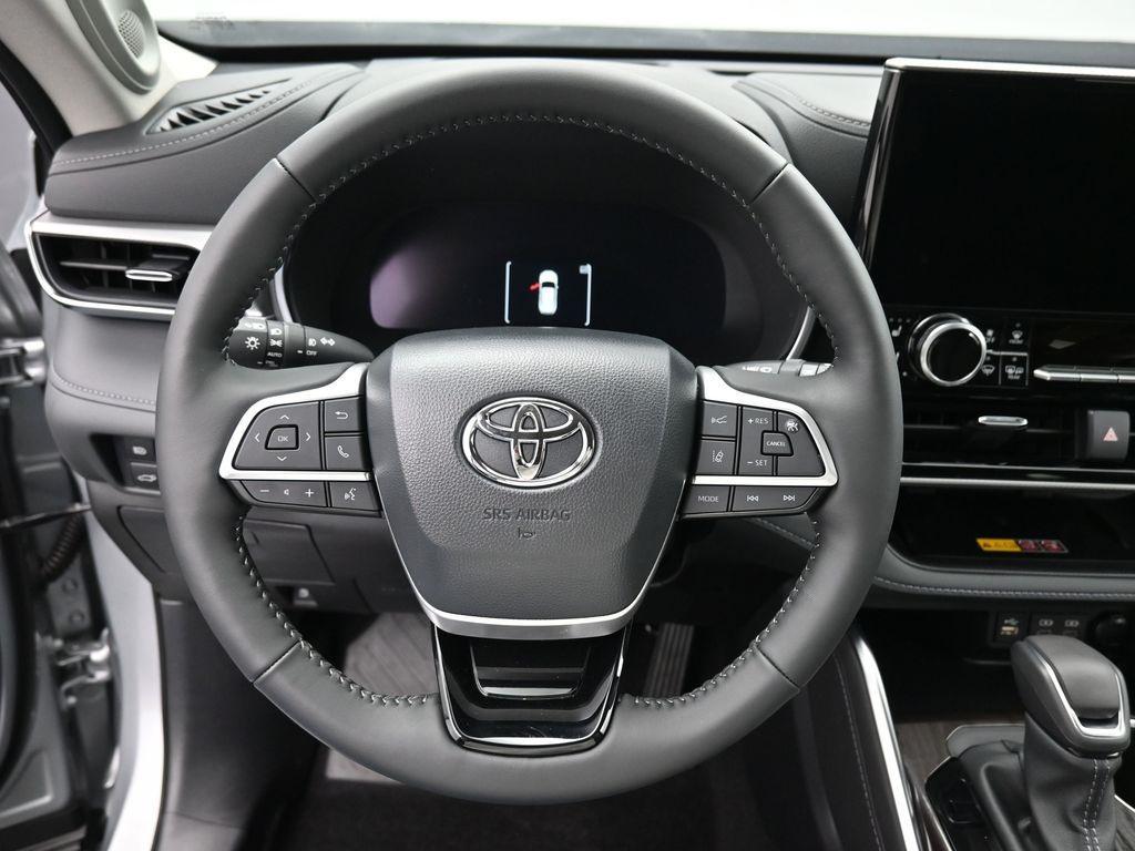 used 2025 Toyota Highlander car, priced at $55,598