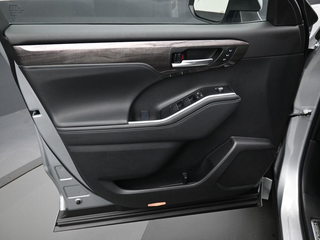 used 2025 Toyota Highlander car, priced at $55,598