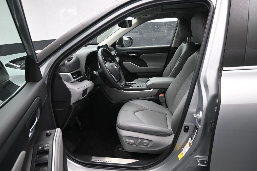 used 2022 Toyota Highlander car, priced at $37,390