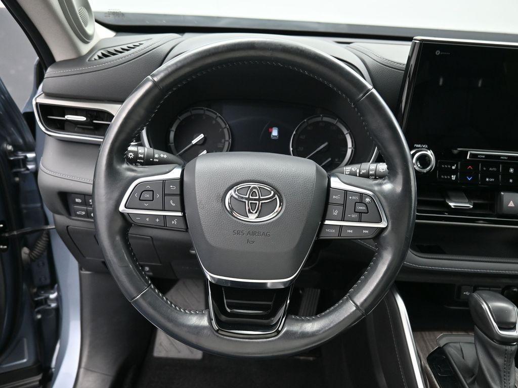 used 2020 Toyota Highlander car, priced at $34,818