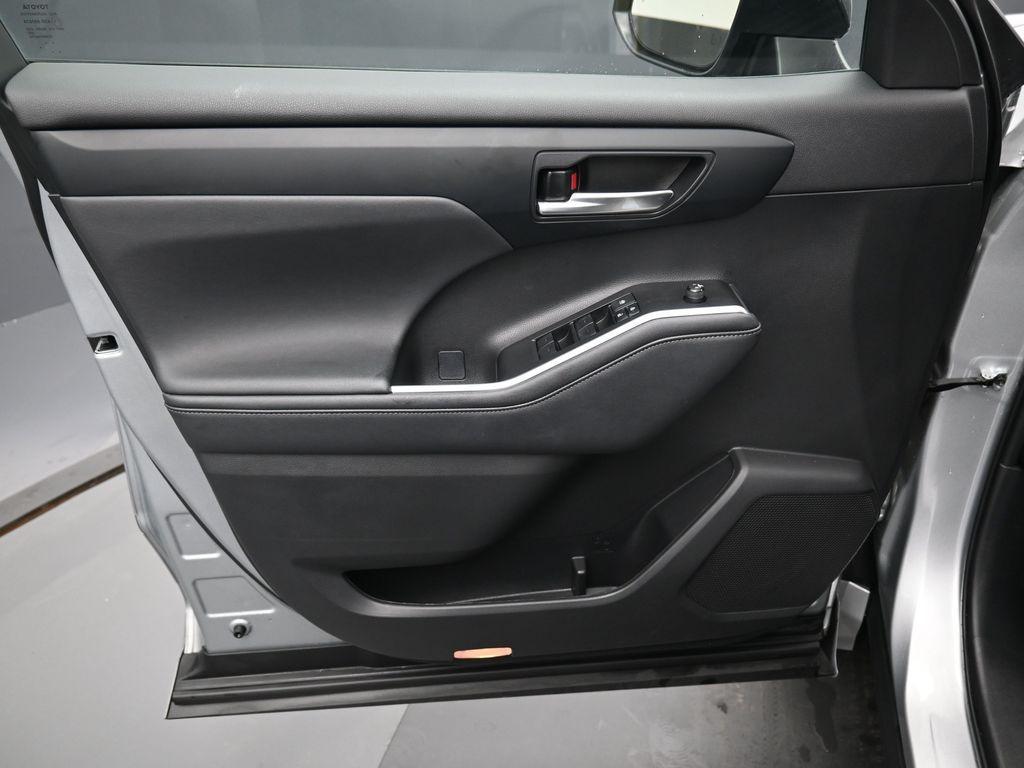 used 2023 Toyota Highlander car, priced at $42,997