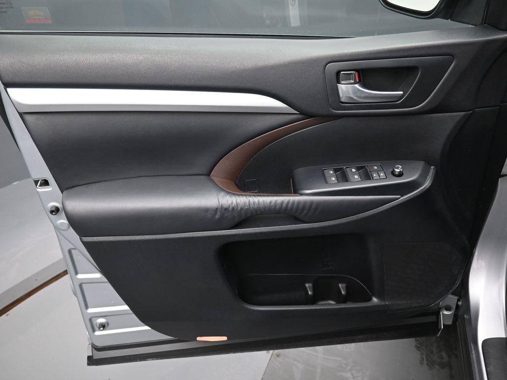 used 2015 Toyota Highlander car, priced at $24,271