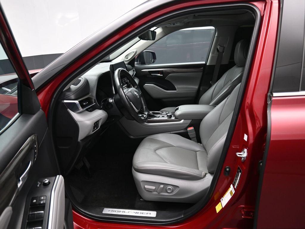 used 2023 Toyota Highlander car, priced at $43,015