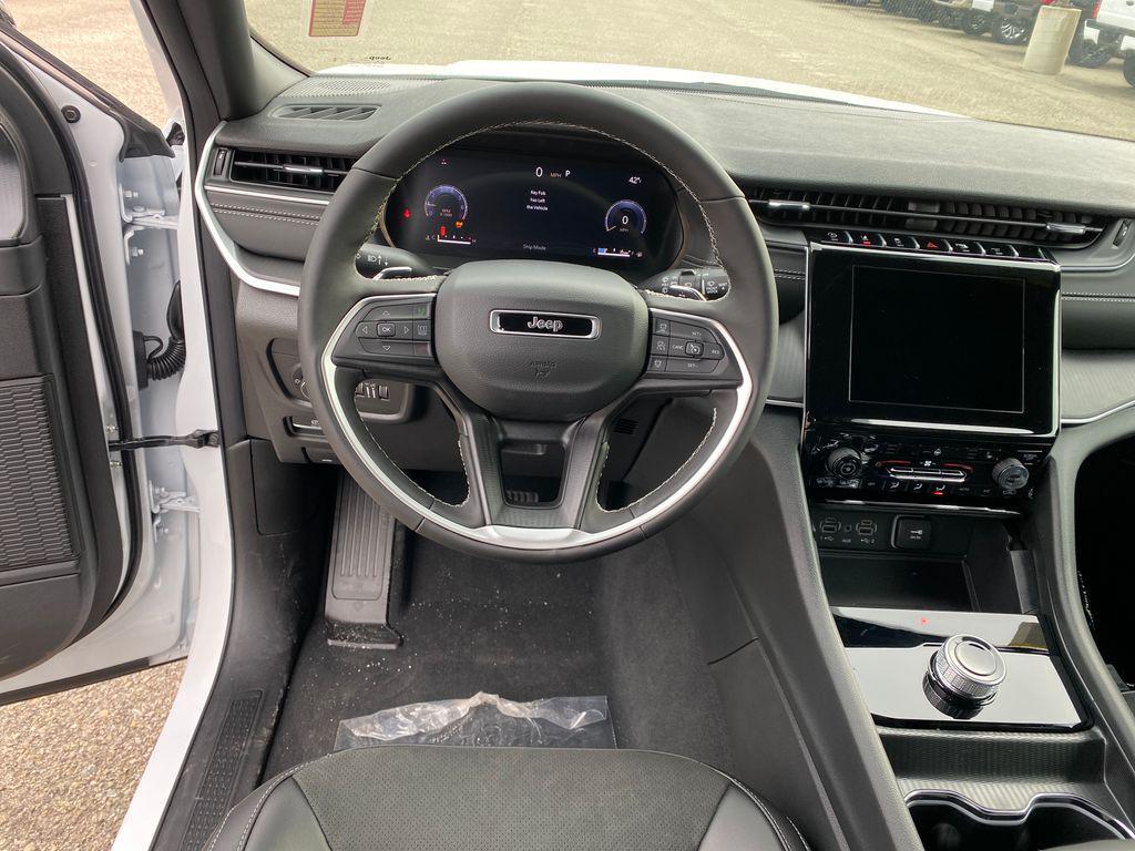 new 2025 Jeep Grand Cherokee car, priced at $45,985