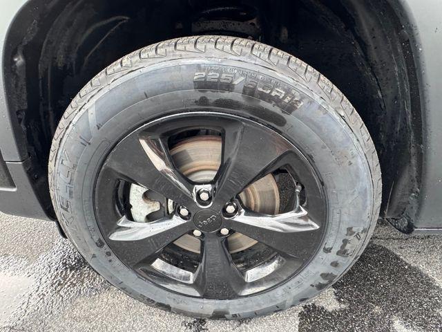 used 2023 Jeep Cherokee car, priced at $25,288