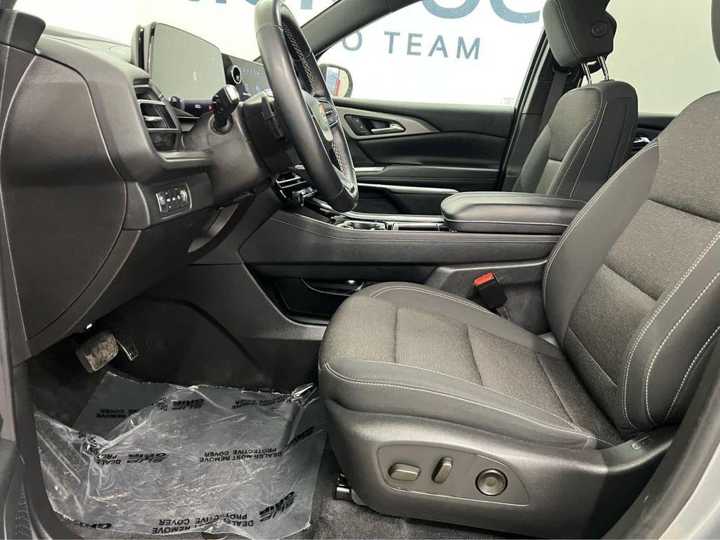 used 2024 Chevrolet Traverse car, priced at $35,755