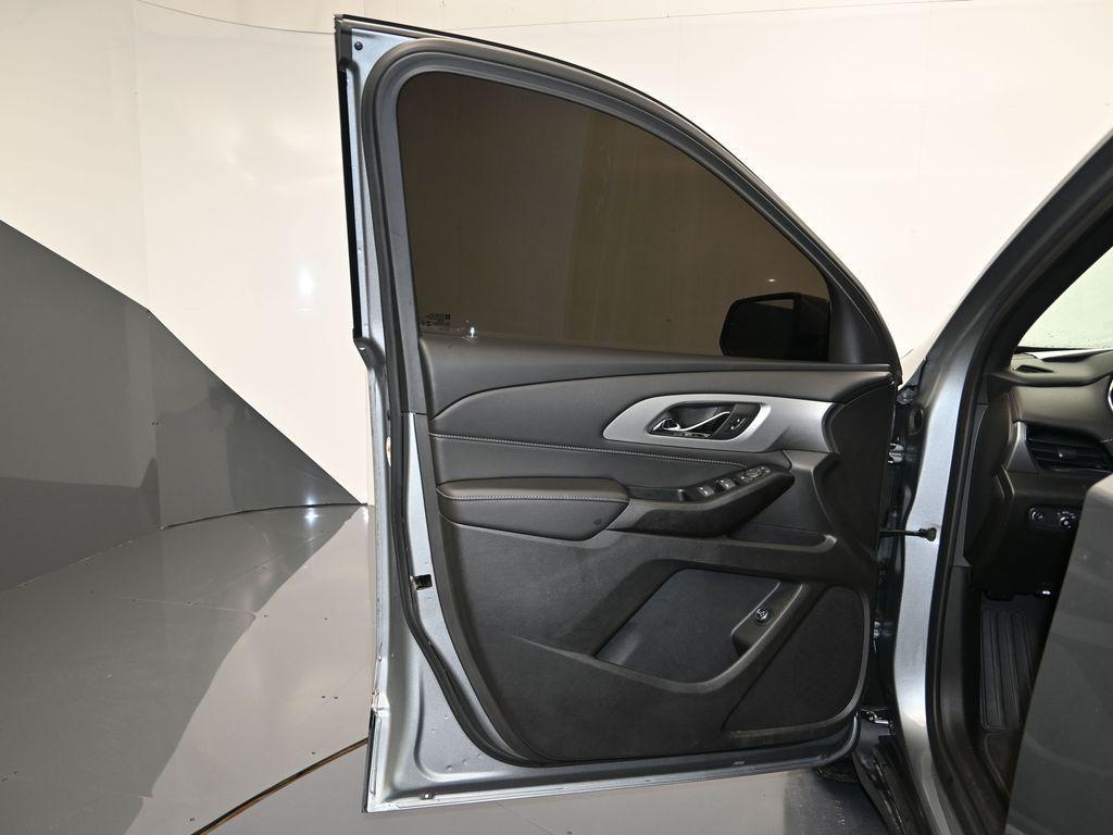 used 2023 Chevrolet Traverse car, priced at $28,981