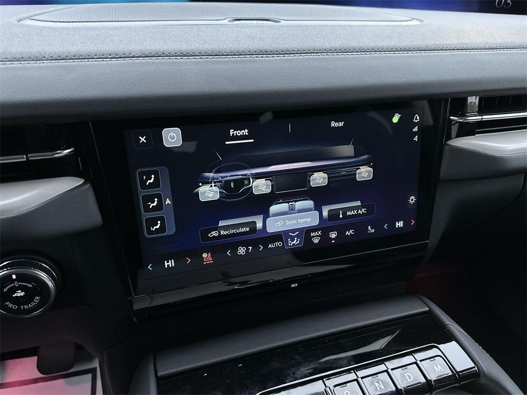 new 2025 Lincoln Navigator car, priced at $97,833