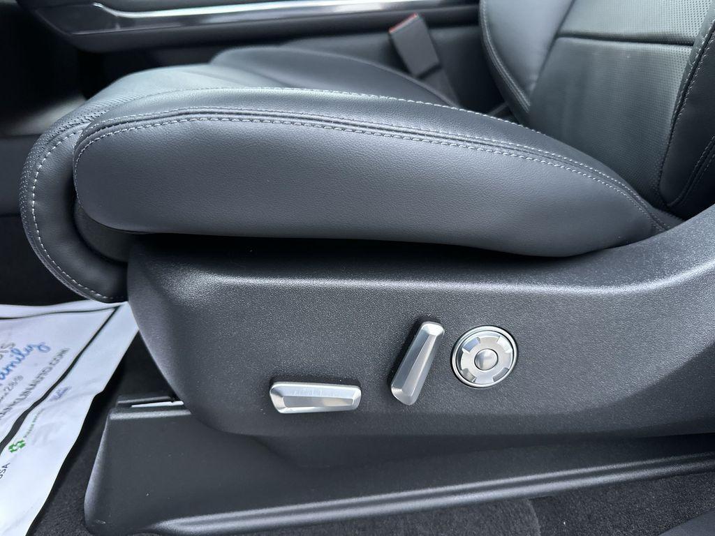 new 2025 Lincoln Navigator car, priced at $94,333